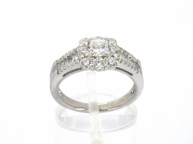 Platina ring met een natuurlijke prinses en briljant geslepen diamanten - afbeelding 7 van  11