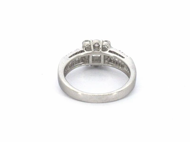 Platina ring met een natuurlijke prinses en briljant geslepen diamanten - afbeelding 8 van  11