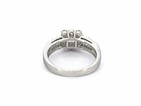 Platina ring met een natuurlijke prinses en briljant geslepen diamanten - afbeelding 8 van  11