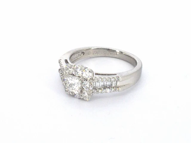 Platina ring met een natuurlijke prinses en briljant geslepen diamanten - afbeelding 9 van  11