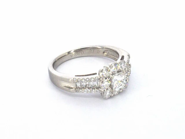 Platina ring met een natuurlijke prinses en briljant geslepen diamanten - afbeelding 10 van  11
