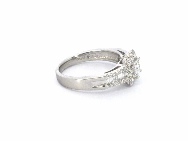 Platina ring met een natuurlijke prinses en briljant geslepen diamanten - afbeelding 11 van  11