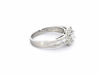 Platina ring met een natuurlijke prinses en briljant geslepen diamanten - afbeelding 11 van  11