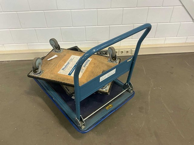 Platte kar en hondje - afbeelding 2 van  2