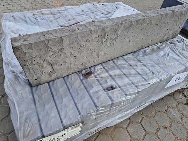 Plaza boordstenen van beton (ca. 45 stuks) - afbeelding 1 van  3