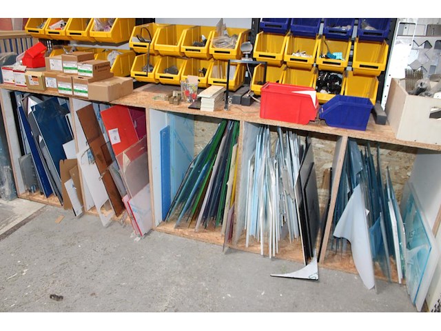Plexiglasplaten en dibond in diverse kleuren en afmetingen in en naast 5 schappen. - afbeelding 1 van  3