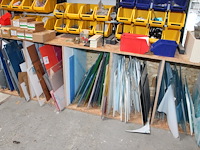 Plexiglasplaten en dibond in diverse kleuren en afmetingen in en naast 5 schappen. - afbeelding 1 van  3