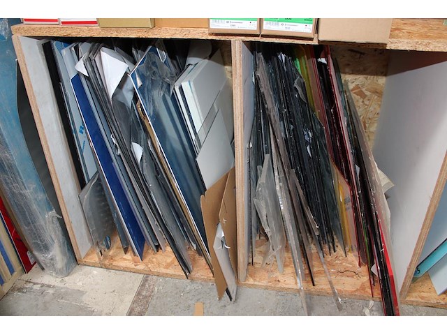 Plexiglasplaten en dibond in diverse kleuren en afmetingen in en naast 5 schappen. - afbeelding 2 van  3