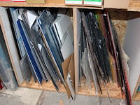 Plexiglasplaten en dibond in diverse kleuren en afmetingen in en naast 5 schappen. - afbeelding 2 van  3