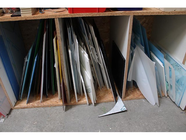 Plexiglasplaten en dibond in diverse kleuren en afmetingen in en naast 5 schappen. - afbeelding 3 van  3