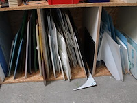 Plexiglasplaten en dibond in diverse kleuren en afmetingen in en naast 5 schappen. - afbeelding 3 van  3