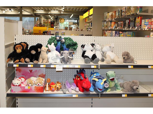 Pluche beesten in diverse soorten op twee schappen, ruim 30 stuks. - afbeelding 1 van  3
