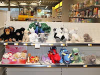 Pluche beesten in diverse soorten op twee schappen, ruim 30 stuks. - afbeelding 1 van  3