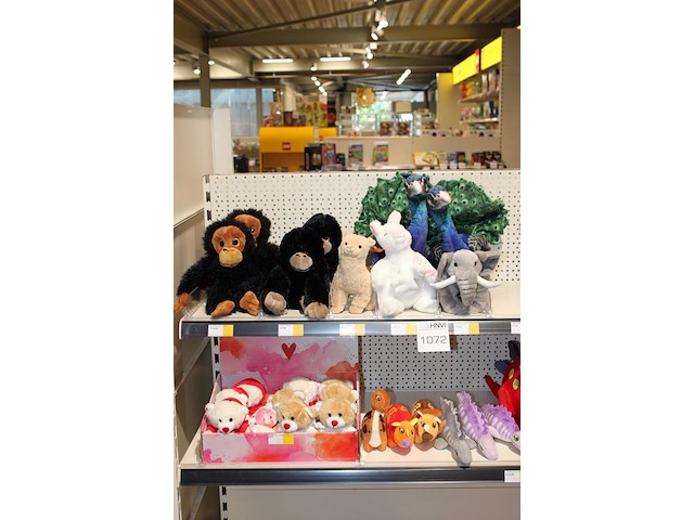 Pluche beesten in diverse soorten op twee schappen, ruim 30 stuks. - afbeelding 2 van  3