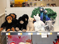 Pluche beesten in diverse soorten op twee schappen, ruim 30 stuks. - afbeelding 2 van  3