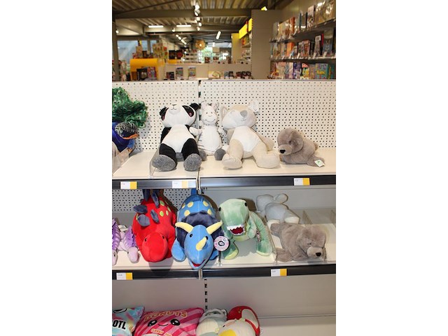 Pluche beesten in diverse soorten op twee schappen, ruim 30 stuks. - afbeelding 3 van  3