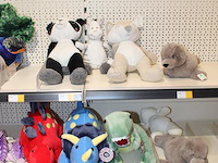 Pluche beesten in diverse soorten op twee schappen, ruim 30 stuks. - afbeelding 3 van  3