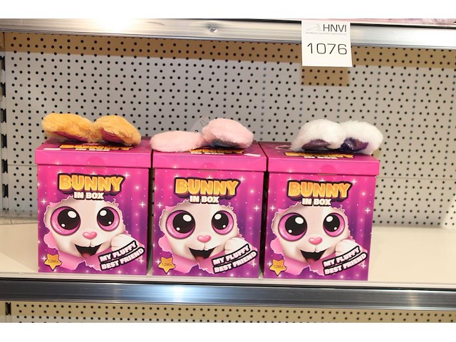 Pluche en play bunny in box, drie stuks. - afbeelding 1 van  2