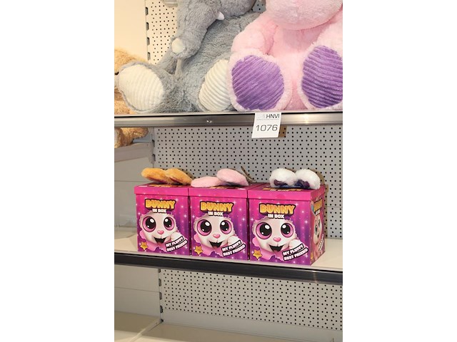 Pluche en play bunny in box, drie stuks. - afbeelding 2 van  2