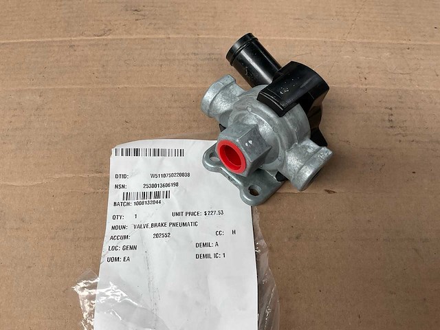 Pneumatic brake valve - afbeelding 1 van  3