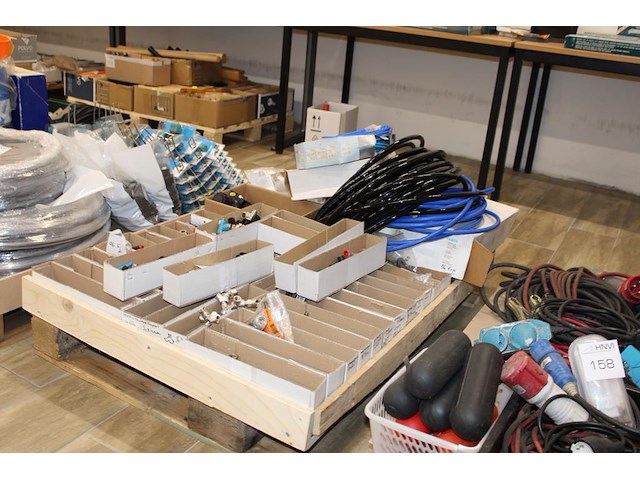 Pneumatische koppelingen en slangen op pallet. - afbeelding 1 van  3