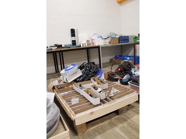 Pneumatische koppelingen en slangen op pallet. - afbeelding 2 van  3