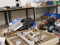 Pneumatische koppelingen en slangen op pallet. - afbeelding 2 van  3