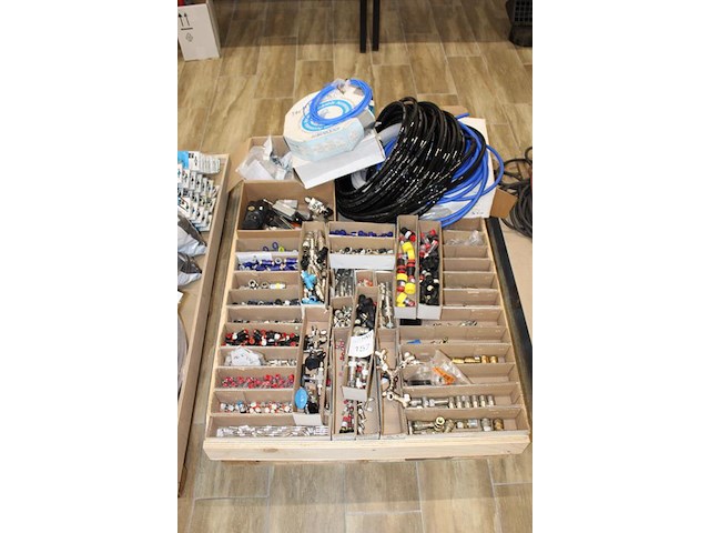 Pneumatische koppelingen en slangen op pallet. - afbeelding 3 van  3