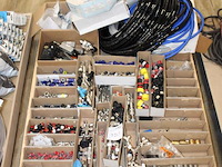 Pneumatische koppelingen en slangen op pallet. - afbeelding 3 van  3