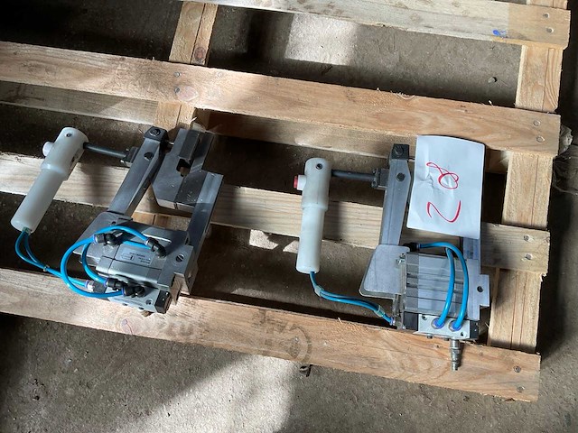 Pneumatische ponsunit aluminium profielberwerking (2x) - afbeelding 1 van  3
