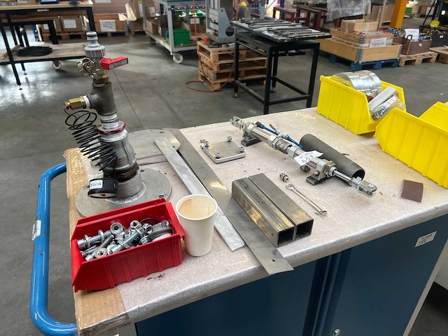 Pneumatische testopstelling onderdelen met ventielen, cilinder en montagemateriaal - afbeelding 1 van  6