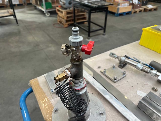 Pneumatische testopstelling onderdelen met ventielen, cilinder en montagemateriaal - afbeelding 2 van  6