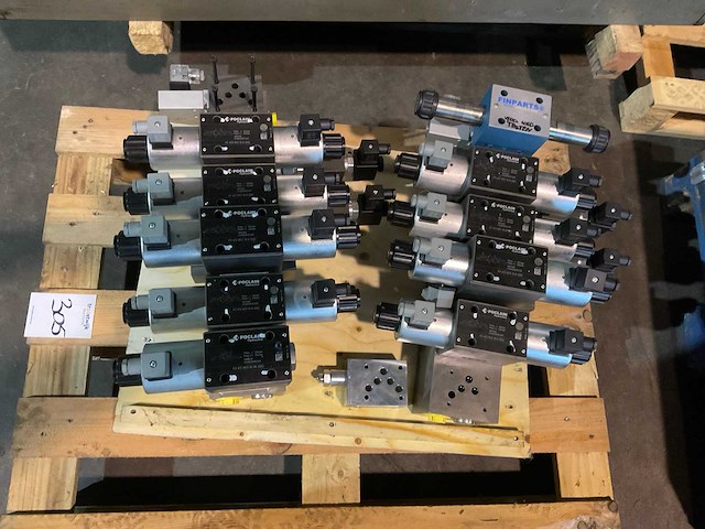 Poclain hydraulisch ventielenblok (2x) - afbeelding 1 van  4