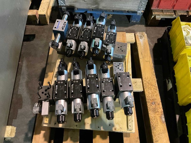 Poclain hydraulisch ventielenblok (2x) - afbeelding 2 van  4