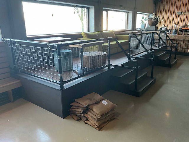 Podium - verhoogd zitplaatsen restaurant - afbeelding 1 van  6