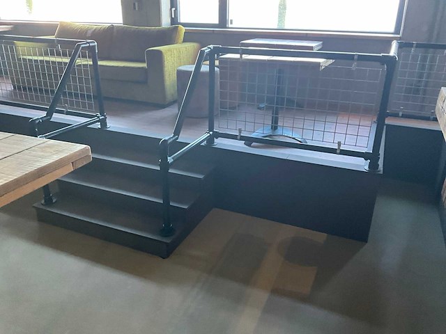 Podium - verhoogd zitplaatsen restaurant - afbeelding 2 van  6