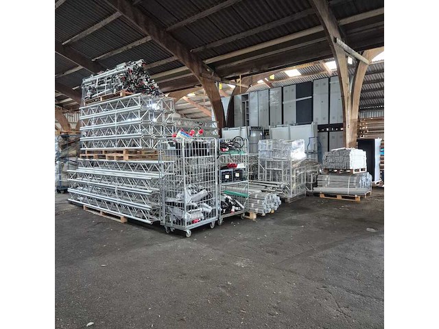 Podiumbouwmaterieel - afbeelding 1 van  21