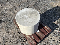 Poef beton - grijs - rond - 65 x 50 cm - afbeelding 2 van  3