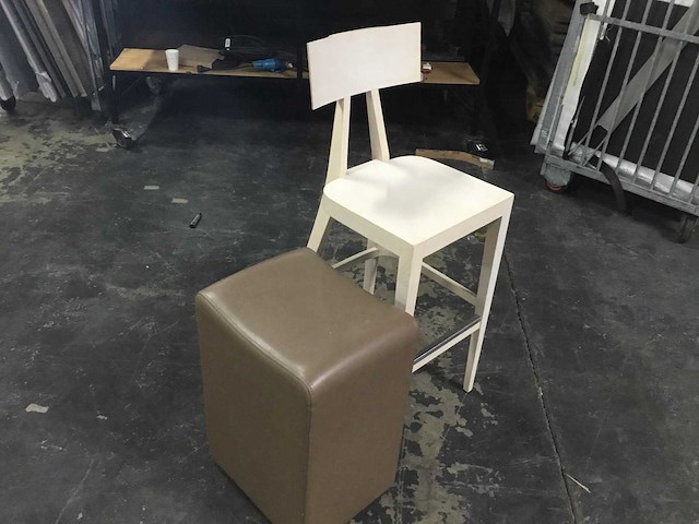 Poef en hoge stoel - afbeelding 1 van  1