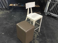 Poef en hoge stoel - afbeelding 1 van  1