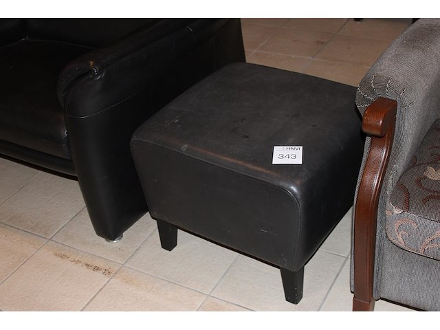 Poef met kunstleder bekleed. - afbeelding 1 van  2