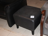 Poef met kunstleder bekleed. - afbeelding 1 van  2