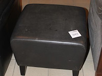 Poef met kunstleder bekleed. - afbeelding 2 van  2