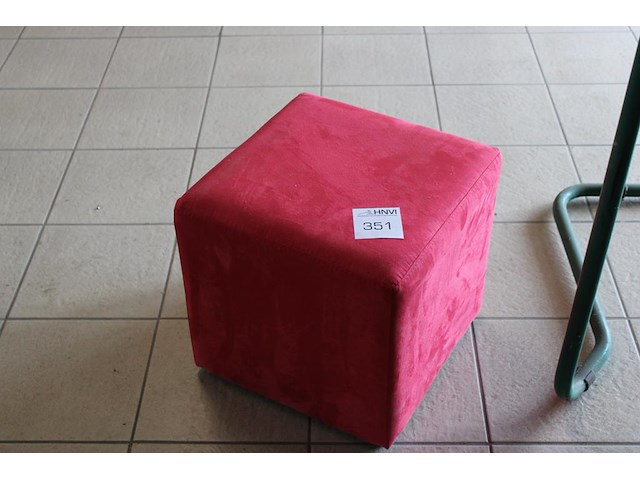 Poef rood gestoffeerd. afmeting 40 x 40 x 40 cm. - afbeelding 1 van  2