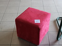 Poef rood gestoffeerd. afmeting 40 x 40 x 40 cm. - afbeelding 1 van  2