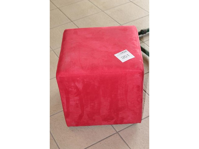 Poef rood gestoffeerd. afmeting 40 x 40 x 40 cm. - afbeelding 2 van  2
