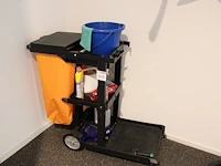 Poetswagen met diverse schoonmaakmaterialen
