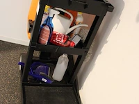 Poetswagen met diverse schoonmaakmaterialen - afbeelding 2 van  3