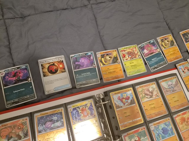 Pokémon collectie met 3 insteekmappen, opbergdoos en losse kaarten (incl. vintage, rares en veel holo kaarten) - afbeelding 9 van  54