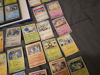 Pokémon collectie met 3 insteekmappen, opbergdoos en losse kaarten (incl. vintage, rares en veel holo kaarten) - afbeelding 14 van  54